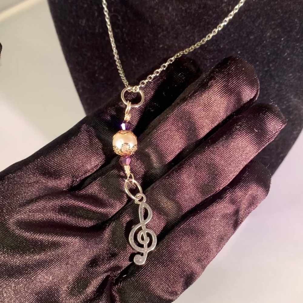 —- SOLD —- SONG JEWEL — Handmade Glass Pearl Bead Pendant Necklace w Music Charm - Picture 3 of 6